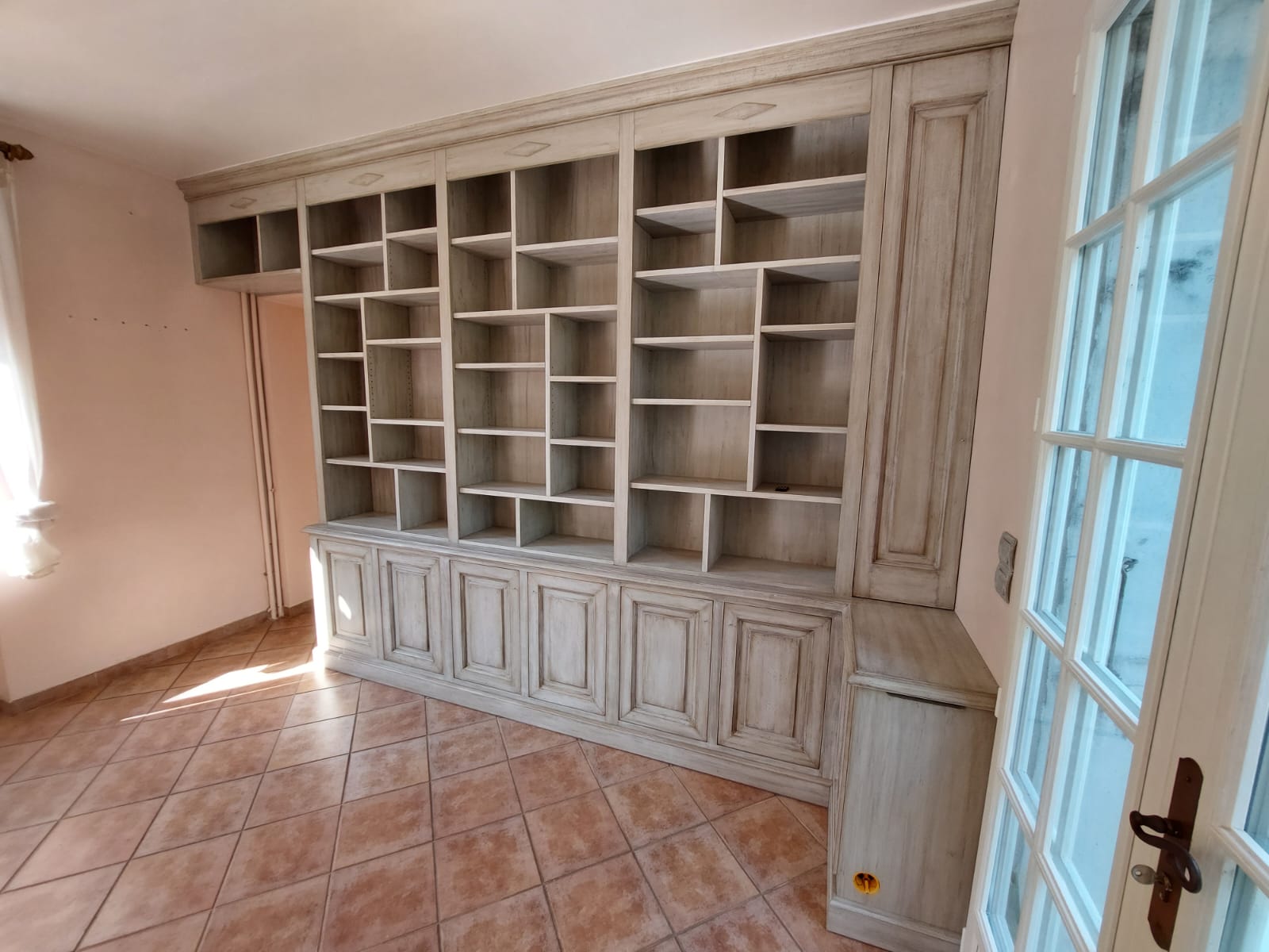 Finition de bibliothèque sur mesure dans le Val-d'Oise (95)